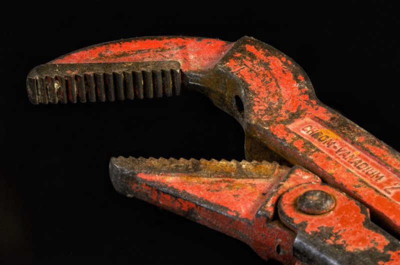 plombier-REGUSSE-min_pipe-wrench-318084
